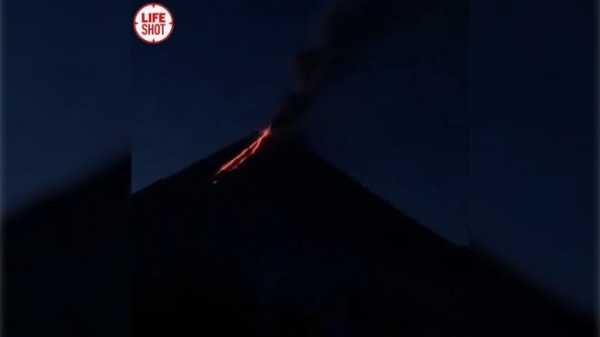 Извержение вулкана Ключевский на Камчатке сняли на видео0