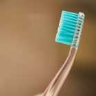 Стоматолог рассказал чем опасны зубные щетки