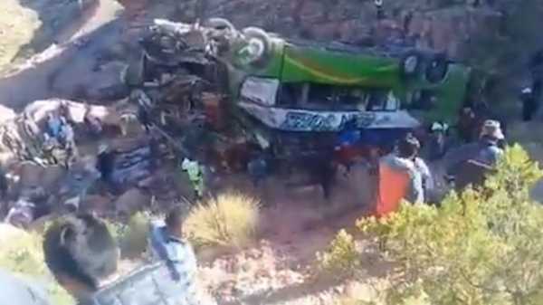 Двенадцать человек погибли в Боливии при падении автобуса в пропасть0