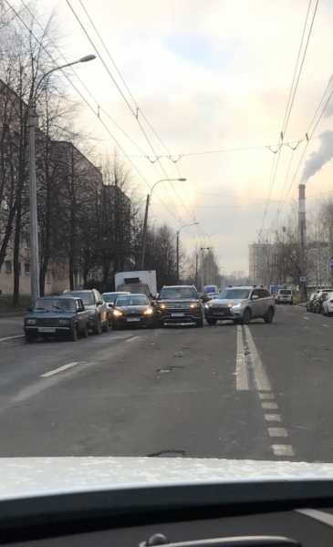 На улице Генерала Хрулёва столкнулись три машины1