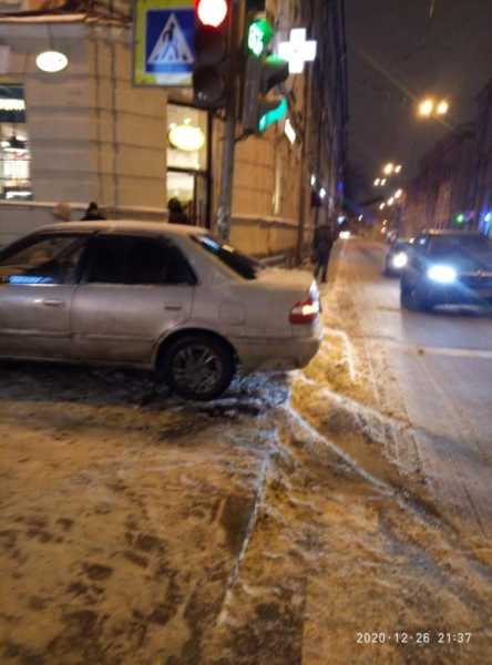 На площади Ленина автомобиль зацепился за рельсы и вылетел на тротуар1