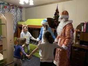 Петербуржцев призвали мыть руки и пол в доме после встречи с Дедом Морозом