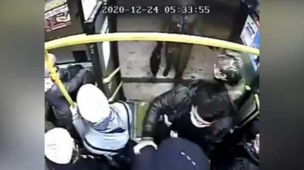 Кондуктор избил россиянина за оплату проезда крупной купюрой и попал на видео0
