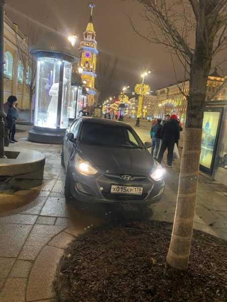 В центре Петербурга иномарка сбила девушку и парня на автобусной остановке1