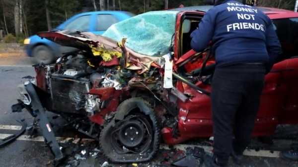 Водитель "Пежо" сильно пострадала в лобовой аварии с "Порше"