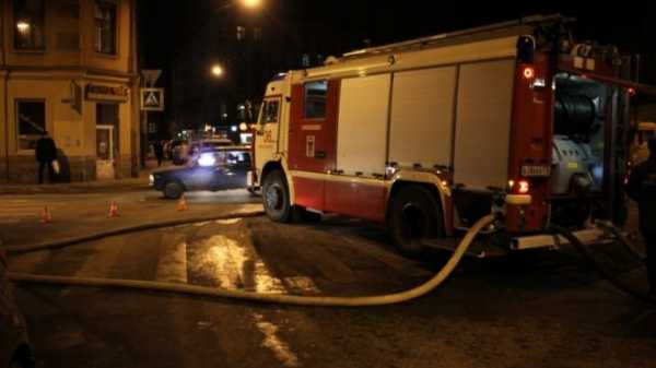 Медики осматривали 90-летнюю женщину в результате пожара в Спасском переулке