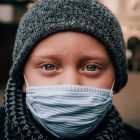 Врачи рассказали россиянам о вреде ношения маски на улице в мороз