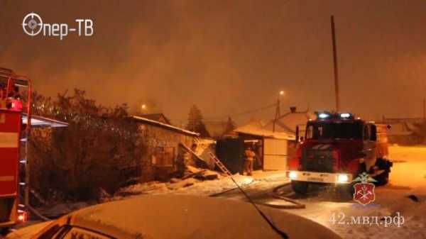 В Кемеровской области сотрудники полиции и горожане спасли на пожаре семью0