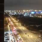 Жители ЖК на Пулковском шоссе больше часа стояли в пробке из-за преградившего путь поезда