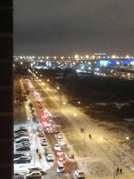 Жители ЖК на Пулковском шоссе больше часа стояли в пробке из-за преградившего путь поезда0