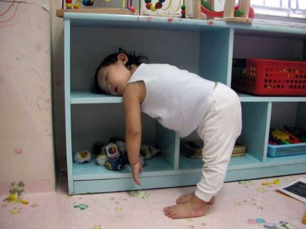 30 фото детей, показывающих, что им удобно спать в абсолютно немыслимых позах, местах и при любых обстоятельствах