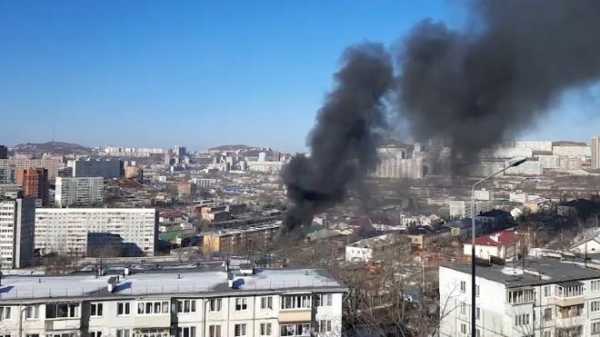 Во Владивостоке загорелся ангар с катером на крыше0