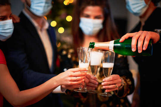 После вакцинирования от коронавируса разрешили шампанское на Новый год0
