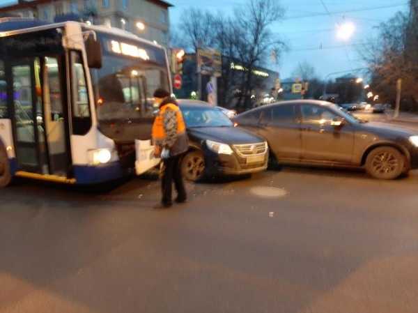 Видео: троллейбус протаранил авто на Кантемировской улице0