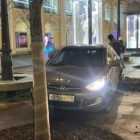В центре Петербурга иномарка сбила девушку и парня на автобусной остановке