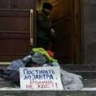 Активисты принесли одежду на стирку к зданию управления ФСБ в Петербурге