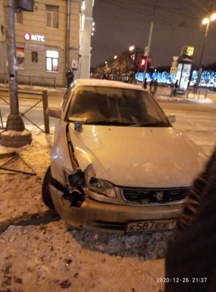 На площади Ленина автомобиль зацепился за рельсы и вылетел на тротуар0