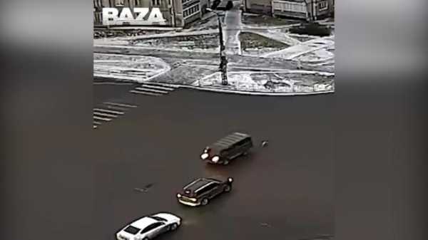 Россиянин решил избавиться от собаки и выбросил ее из машины на проезжую часть1