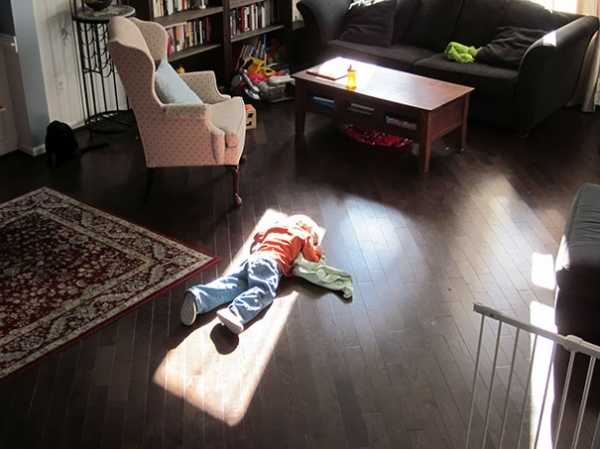 30 фото детей, показывающих, что им удобно спать в абсолютно немыслимых позах, местах и при любых обстоятельствах