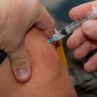 Переболевшим коронавирусом жителям Петербурга порекомендовали сделать прививку от гриппа