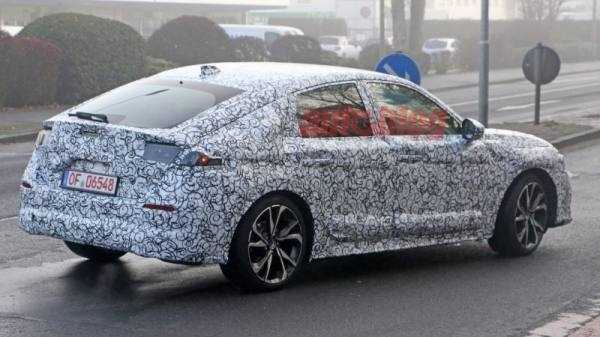 Honda Civic Hatchback 2022 года появилась на новых шпионских снимках