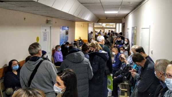 Петербуржцы пожаловались на огромную очередь в поликлинике на Рихарда Зорге0