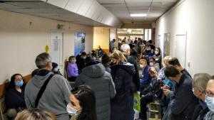 Петербуржцы пожаловались на огромную очередь в поликлинике на Рихарда Зорге