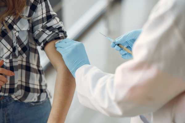 В понедельник в России стартует массовая вакцинация от коронавируса0