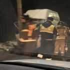 Спасатели в Петергофе вырезали водителя из фургона, угодившего в световую опору