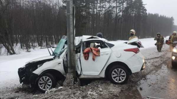 На трассе "Сортавала" автомобиль врезался в мачту освещения