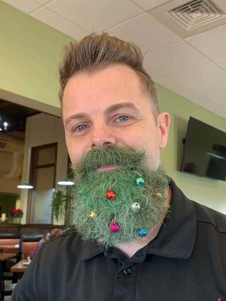 19 людей, которые отнеслись к Рождеству с юмором, сделав ёлку из туалетной бумаги и покрасив бороду