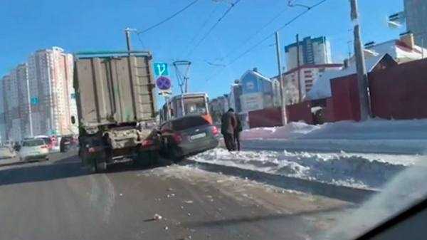 В Перми «КамАЗ» вытолкнул автомобиль на трамвайные пути