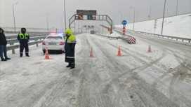300 машин застряли в сугробах по обе стороны Крымского моста1