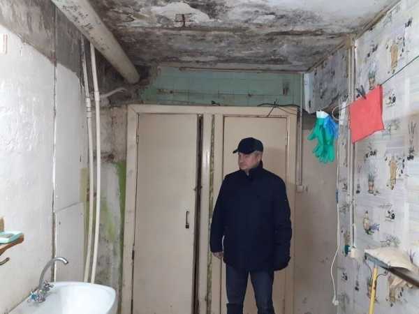 Дыры в полу и другие чудовищные условия: 14 ветхих и аварийных домов России, в которых живут люди