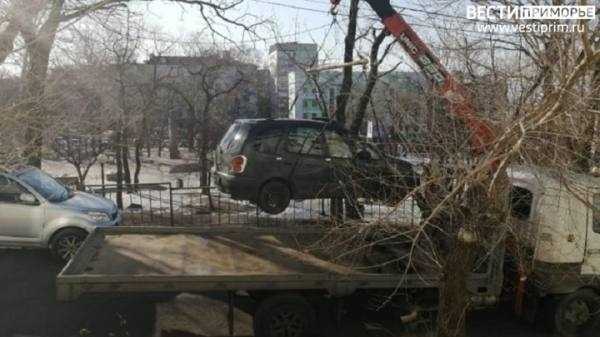 Во Владивостоке эвакуировали автомобиль на арест-площадку вместе с водителем