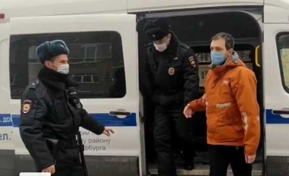 Задержанного на митинге петербуржца отпустили сделать прививку от коронавируса0