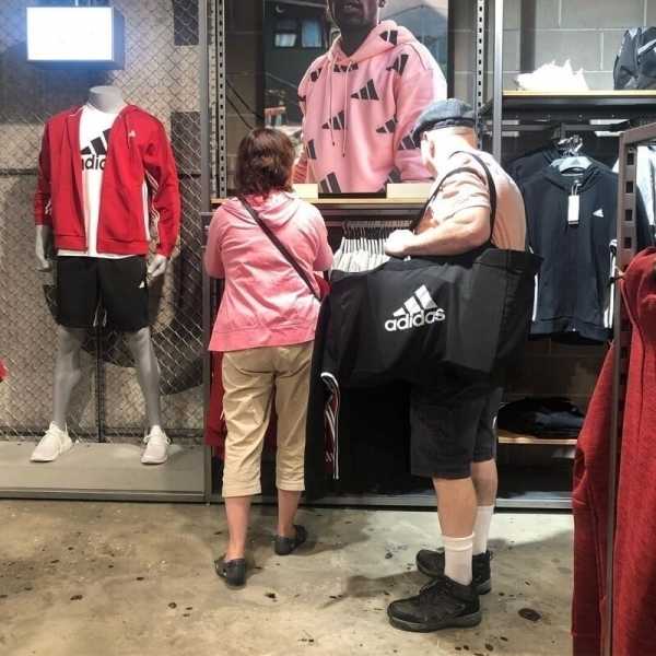 «Больше ни ногой с женой в магазин!»: 14 бедных мужчин, которые пожалели, что пошли на шоппинге