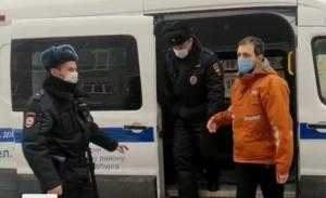 Задержанного на митинге петербуржца отпустили сделать прививку от коронавируса