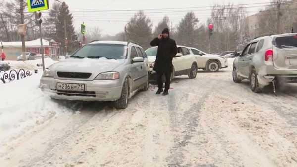 День жестянщика: февральские морозы устроили ледовое побоище на дорогах0