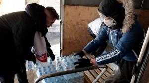 Александровской больнице волонтеры передали две тонны питьевой воды
