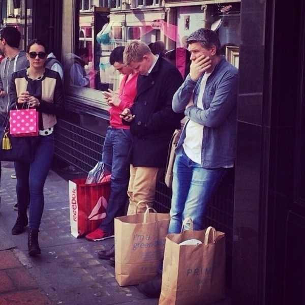 «Больше ни ногой с женой в магазин!»: 14 бедных мужчин, которые пожалели, что пошли на шоппинге