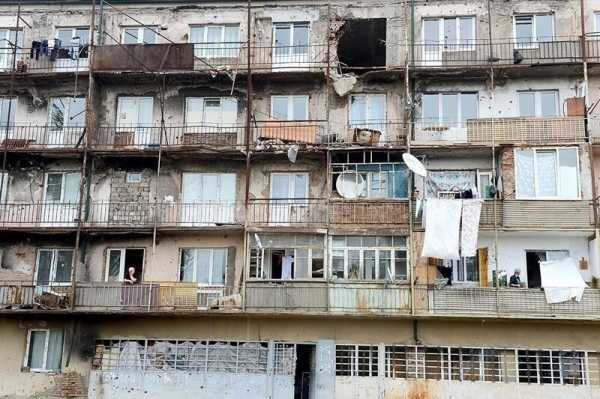 Дыры в полу и другие чудовищные условия: 14 ветхих и аварийных домов России, в которых живут люди