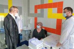 Беглов проверил работу пункта вакцинации во Фрунзенском районе
