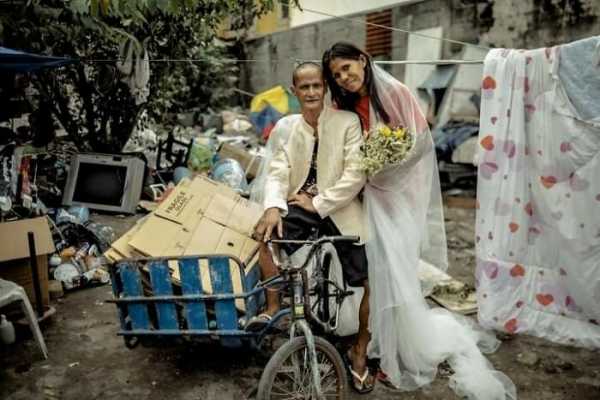 Пара бездомных преобразилась на свадебной фотосессии, поженившись спустя 24 года жизни на улице