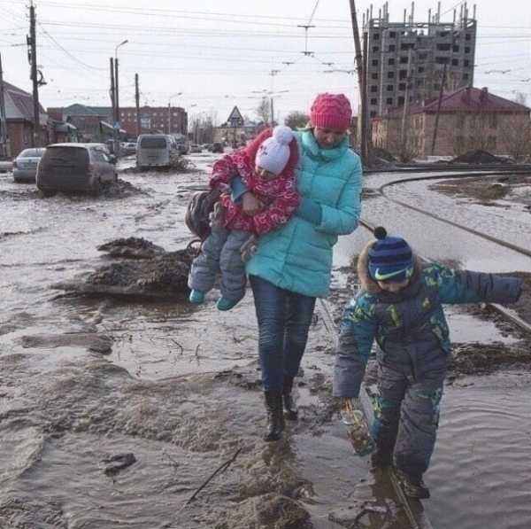 Cугробы, потопы и маски вместо подснежников: 14 фотографий городской весны 2021