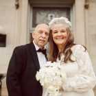 Пожилая пара отметила 50-летнюю годовщину свадьбы, воссоздав свои свадебные фото полувековой давност...