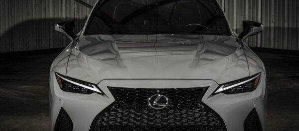 На память: Lexus выпустит спецверсию IS с атмосферным V8