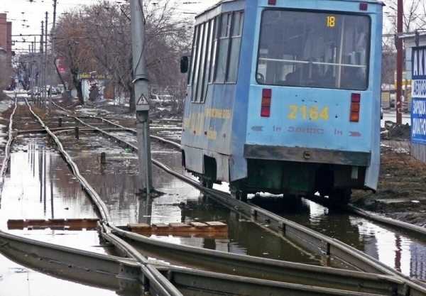 Cугробы, потопы и маски вместо подснежников: 14 фотографий городской весны 2021