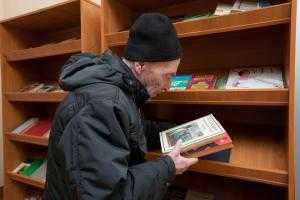 Петербуржец попытался отсудить у библиотеки полмиллиона за требование надеть маску