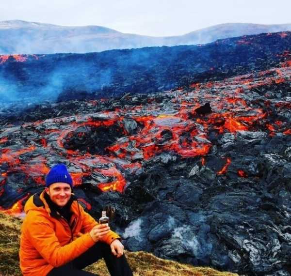 Сфотографироваться с извергающимся вулканом: 19 потрясающих кадров из Исландии
